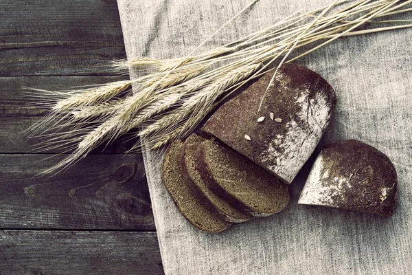 Fresh bread and wheat on the table — Stock Photo, Image