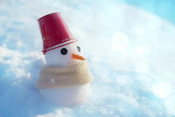 Pequeño Muñeco Nieve Con Cubo Decorativo Rojo Cabeza Envuelto Una —  Fotos de Stock