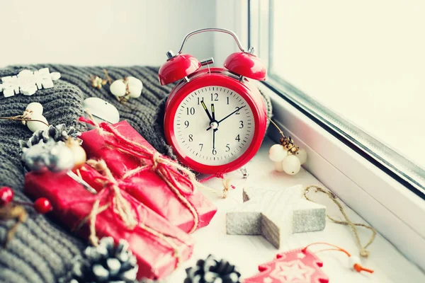 Red Vintage Alarm Clock Indication Time Window Christmas Tree Decor — Φωτογραφία Αρχείου