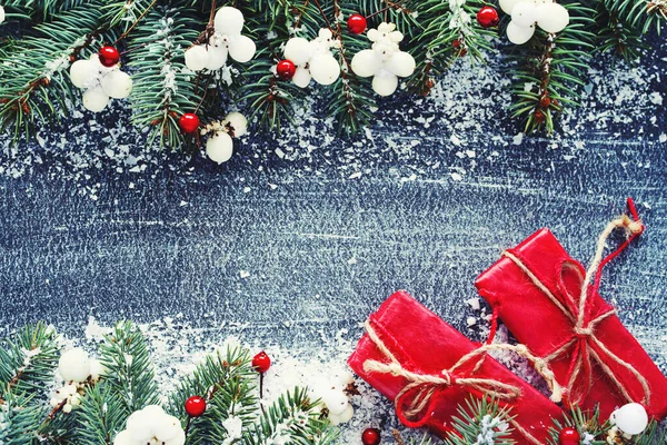 Weihnachten Hintergrund Mit Roten Geschenkschachteln Tannenzweigen Und Dekorativen Ornamenten Draufsicht — Stockfoto