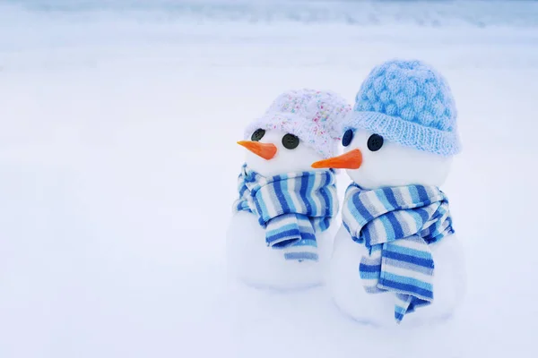 Dos Muñecos Nieve Lindos Sombreros Bufandas Nieve Día Invierno Primer —  Fotos de Stock