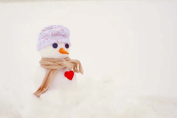 Pequeño Muñeco Nieve Lindo Sombrero Una Bufanda Con Corazón Rojo —  Fotos de Stock