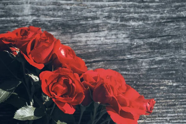 Festlicher Strauß Roter Rosen Auf Einer Alten Holzoberfläche Nahaufnahme Draufsicht — Stockfoto