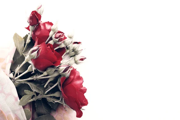 Festlicher Strauß Roter Rosen Auf Weißer Holzoberfläche Aus Nächster Nähe — Stockfoto