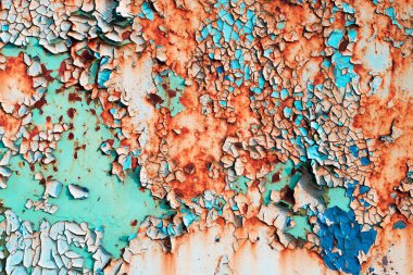 Tasarımınız için parlak desenli yıpranmış grunge arkaplanı. Paslı metal yüzey eski mavi, yeşil ve kırmızı boyayla çatlamış..