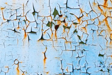 Tasarımınız için parlak desenli yıpranmış grunge arkaplanı. Paslı metal yüzey eski mavi ve kırmızı boyayla çatlamış..