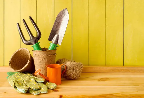 Ferramentas Jardinagem Vasos Turfa Luvas Uma Mesa Madeira Foco Suave — Fotografia de Stock