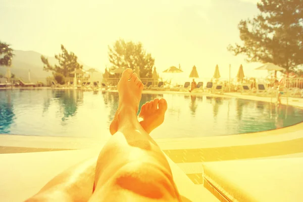 Vrouwelijke Poten Achtergrond Van Het Zwembad Zomer Een Zonnige Dag — Stockfoto