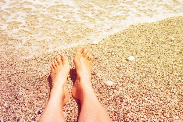 Patas Femeninas Una Playa Guijarros Contra Fondo Del Mar Vacaciones —  Fotos de Stock