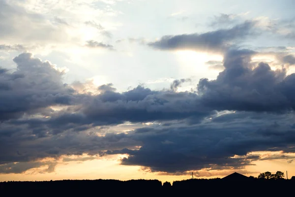 Цветной Закат Облаками Летом Над Силуэтом Деревни Сумерки Яркое Небо — стоковое фото