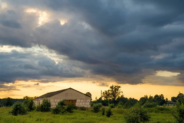 Kleurrijke Zonsondergang Met Wolken Zomer Boven Een Rustieke Boerderij Zomer — Stockfoto