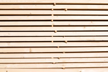 Tahta odunların arka planı, yakın plan. Yığınla ahşap tahta. Kereste deposu, ahşap kurutma, inşaat malzemeleri..