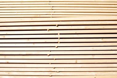 Tahta odunların arka planı, yakın plan. Yığınla ahşap tahta. Kereste deposu, ahşap kurutma, inşaat malzemeleri..