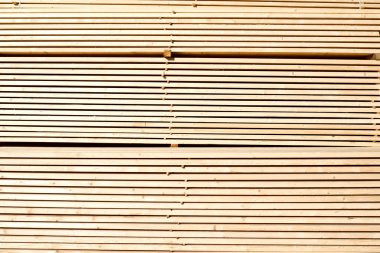 Tahta odunların arka planı, yakın plan. Yığınla ahşap tahta. Kereste deposu, ahşap kurutma, inşaat malzemeleri..