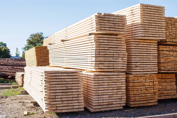 一堆堆堆积如山的木板靠在空中 木材仓库 木材干燥 建筑用材 — 图库照片