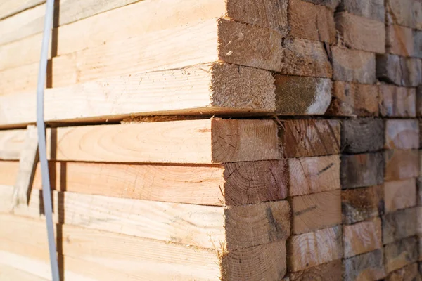 Tahta yığını, yakın çekim, yumuşak odaklanma. Tahtanın sonundaki yüzey. Yığılmış kereste, kereste, ahşap işçiliği