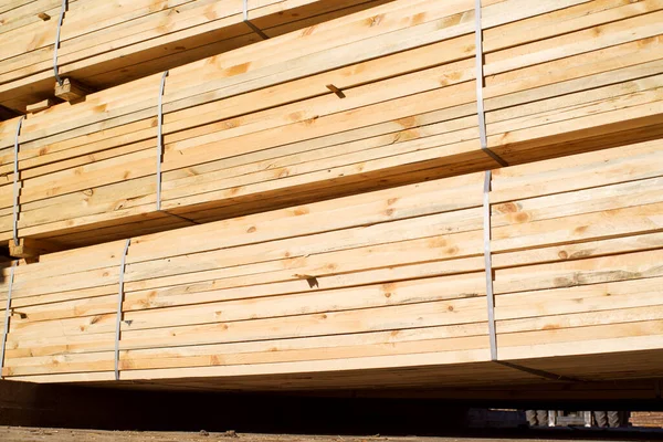 Yığınla ahşap tahta. Kereste deposu, ahşap kurutma, inşaat malzemeleri..