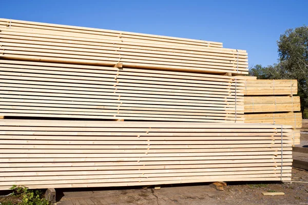 Ułożone Stosy Drewnianych Desek Pod Niebem Magazyn Drewna Suszenie Drewna — Zdjęcie stockowe