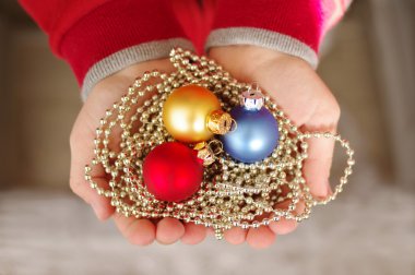Elinde çok renkli Noel takı