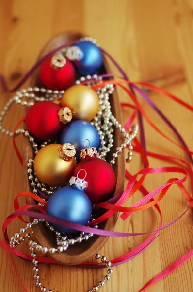 明るい鮮やかな宝石の多色の新年のおもちゃ — ストック写真