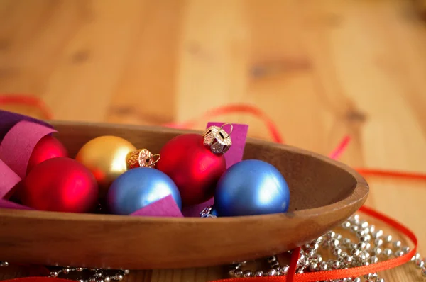 Παιχνίδια πολύχρωμα της Πρωτοχρονιάς στο φωτεινό λαμπρό κόσμημα — Φωτογραφία Αρχείου