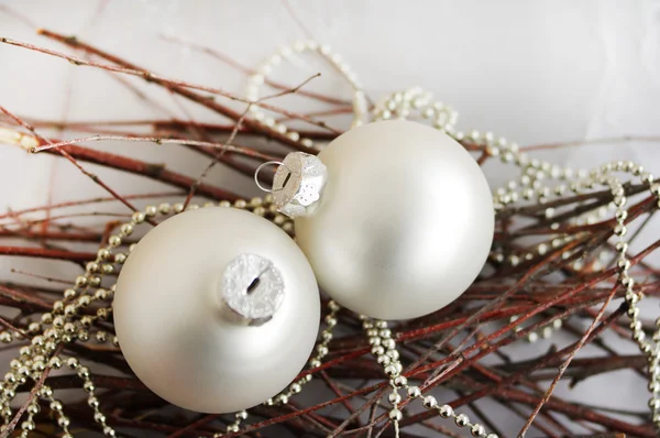 Esferas brancas de Natal — Fotografia de Stock