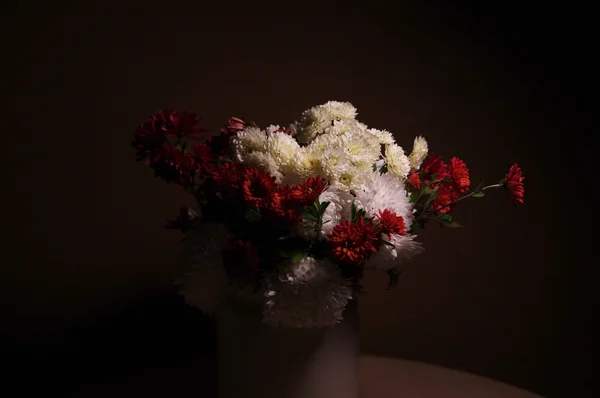 Weiße und rote Chrysanthemen in einer Vase — Stockfoto