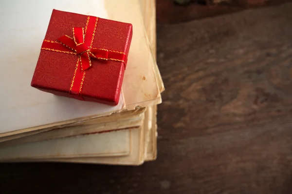 Праздничный красный квадратный подарочный коробок — стоковое фото