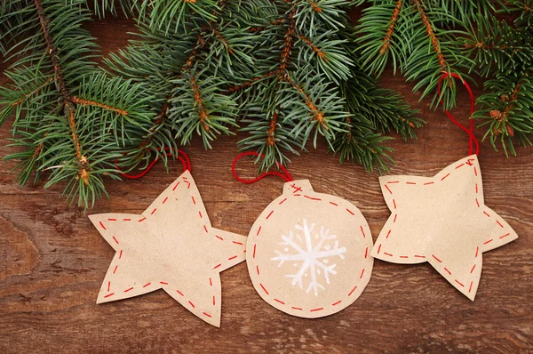 Asteriscos decorativos de Navidad sobre un fondo de madera — Foto de Stock