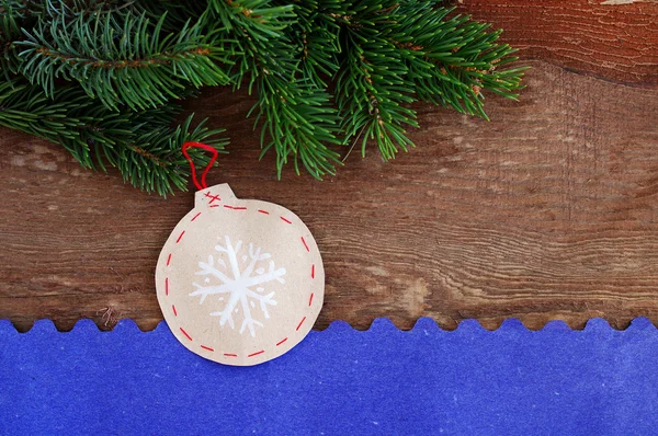 Рождественская бумага игрушка руки на деревянном фоне — стоковое фото