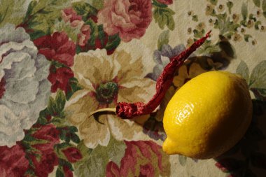 Limon ve kırmızı acı biber