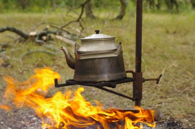 Çaydanlık çıplak alev açık havada üzerinde