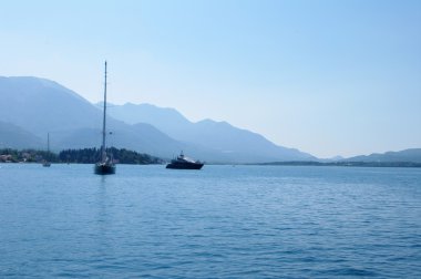 Dağlar karşı yürüyüş botu