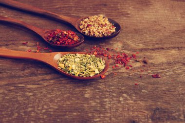 tahta kaşıklar içinde baharatlar