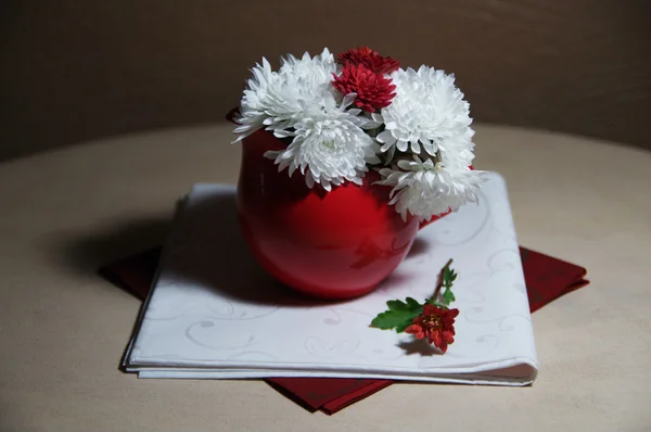菊の白と赤の花のある静物 — ストック写真