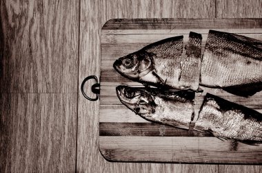 Kuru bir kesme tahtası üzerinde tuzlu balık