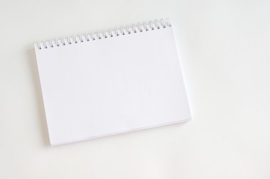 Beyaz bir arka plan üzerinde boş defter