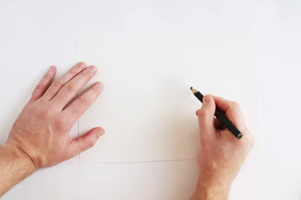 Две мужские руки сверху над чистым листом бумаги — стоковое фото