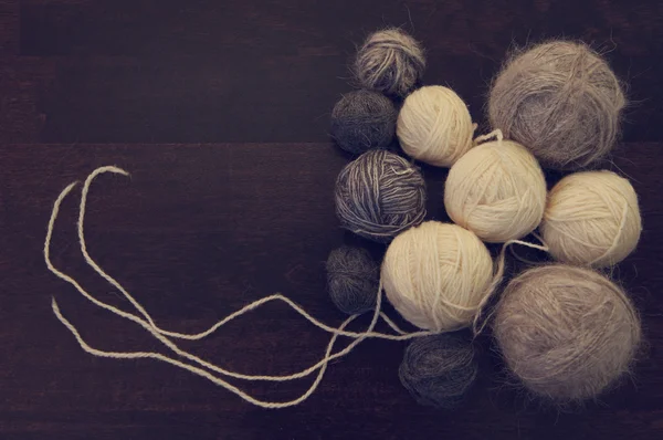 Palle di lana per lavorare a maglia su uno sfondo di legno — Foto Stock