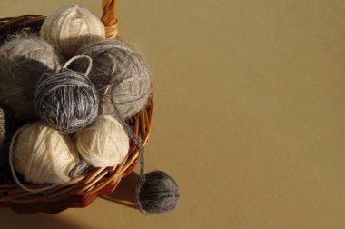 Örme sepet içinde için yün topları