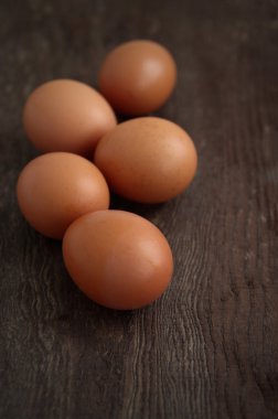 Ahşap arka plan üzerinde kahverengi tavuk yumurtası