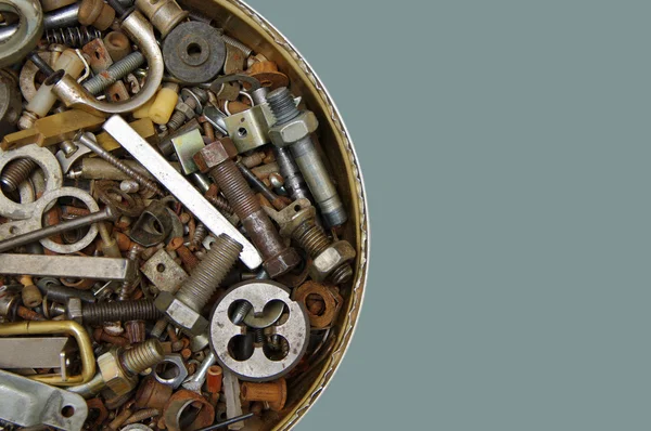 古いさびたボルト、ネジ、ナット、ネジ、ブラケット、丸い鉄の容器でさまざまな金属詳細 — ストック写真