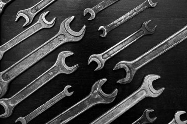 eski paslı İngiliz anahtarları.