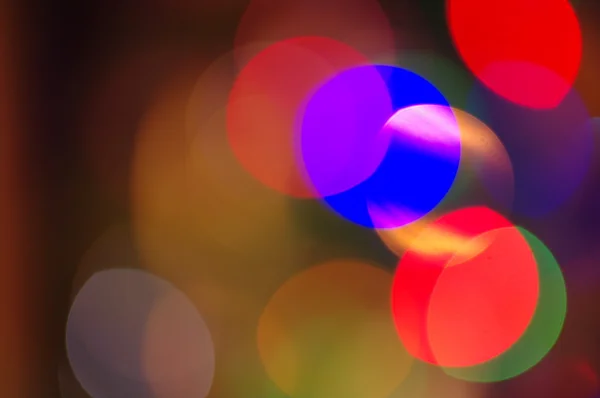 Círculos multicolores festivos coloridos. Fondo de luces bokeh multicolor abstractas desenfocadas —  Fotos de Stock