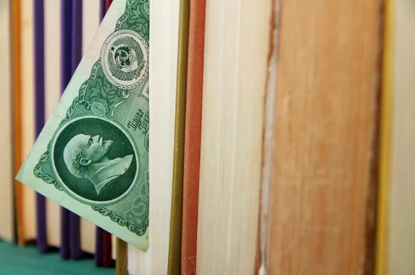 Lenin'in görüntü kitap ile elli Sovyet ruble
