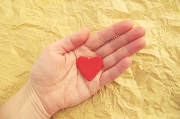 Rood hart op een vrouwelijke hand — Stockfoto