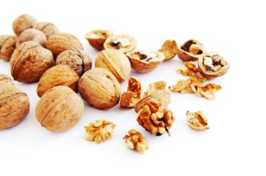 Beyaz arka planda cevizler