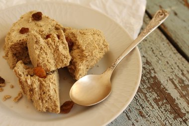 Beyaz tabakta kuru üzüm ile ayçiçeği Tahin Helva