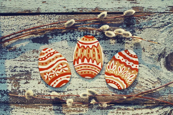 Huevos de Pascua con ramas de sauce sobre un fondo de madera. Tarjeta de Pascua . —  Fotos de Stock