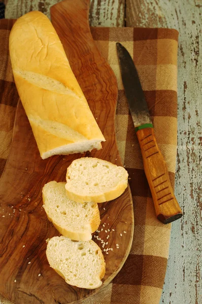 White loaf on a wooden chopping board — Stock Photo, Image